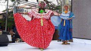 Natalie Harris tirando piquete en Las Tablas
