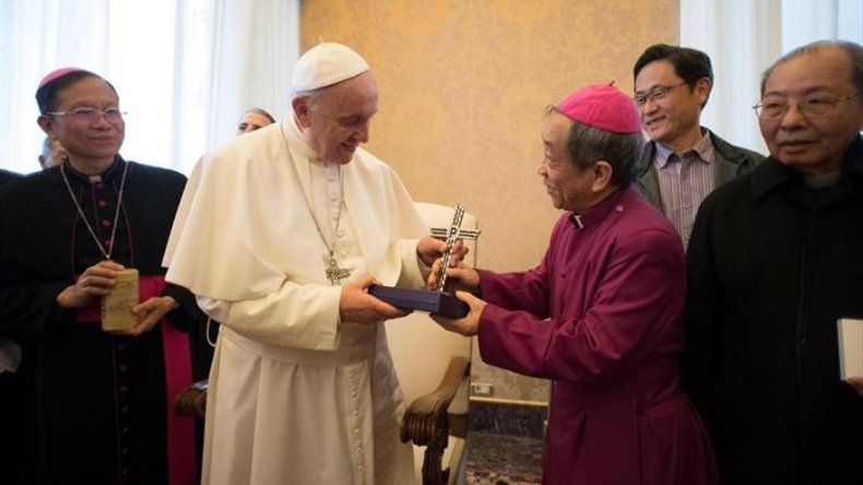 Taiwán regala al Papa una cruz hecha con restos de bombas lanzadas por China