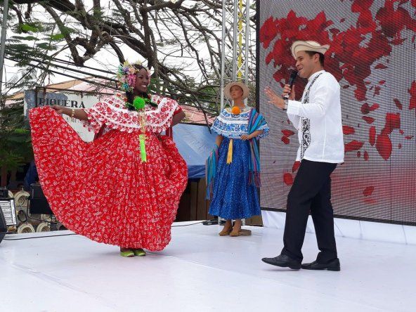 Natalie Harris tirando piquete en Las Tablas