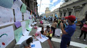 Empapelan fachada del Congreso de Guatemala con mensajes contra Pérez Molina