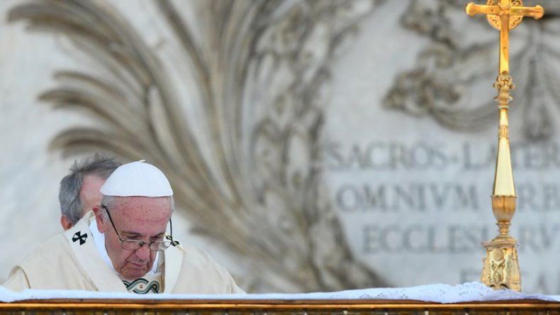 El papa alerta de un mundo frenético y pobre de recuerdos durante el Corpus