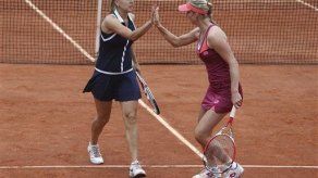 Makarova y Vesnina ganan dobles en Roland Garros