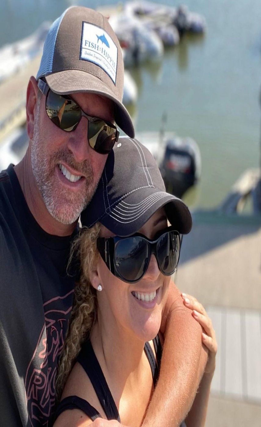 Erika Ender muy a gusto con su esposo.