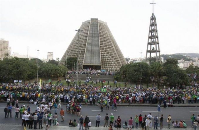 Entre protestas y ovaciones el Papa llega a Brasil