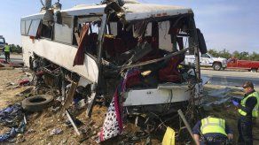 Mueren tres mexicanos en accidente de autobús en California