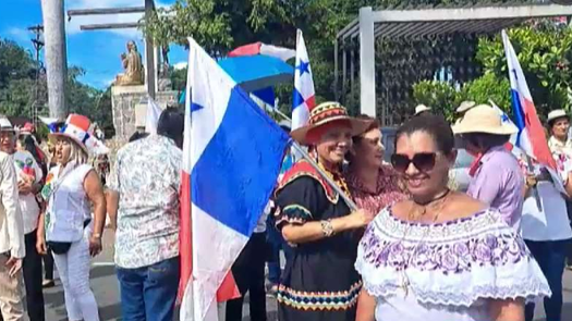 Gremios magisteriales celebrando fallo de inconstitucionalidad, el contrto minero