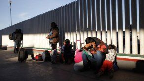 Migrantes enfrentan violencia mientras aguardan en México