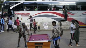 Los salones de billar improvisados florecen en bares, terrazas frente a tiendas y en casi cualquier espacio abierto.