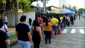 En los diferentes puntos de vacunación habilitados en los circuitos 8-7 y 8-8 amanecieron abarrotados de jóvenes.