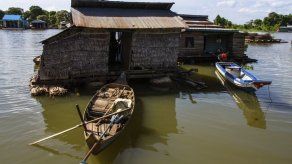 Letrinas flotantes dan alivio a aldeas lacustres en Camboya
