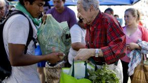Argentina: productores donan verduras a jubilados