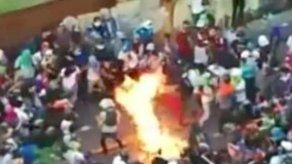Gobierno venezolano denuncia que opositores quemaron a hombre en protesta