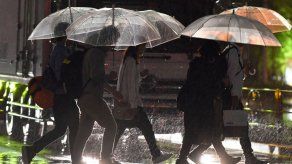 Aviones y trenes bloqueados por tifón en el sur de Japón