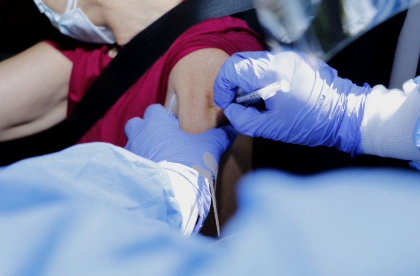 Personal de salud aplica una vacuna contra la COVID-19.
