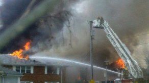 Bomberos no hallan muertos entre escombros tras accidente de F-18