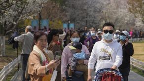 Las entrada y salidas de Shanghái están prácticamente paralizadas y sus normalmente bulliciosas calles están desiertas a excepción de la presencia de policías, sanitarios y residentes que se presentan a las pruebas.