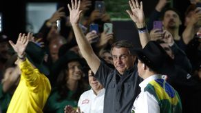 El presidente de Brasil, Jair Bolsonaro, saluda durante el festival de vaqueros Festa do Peão de Boiadeiro de Barretos.
