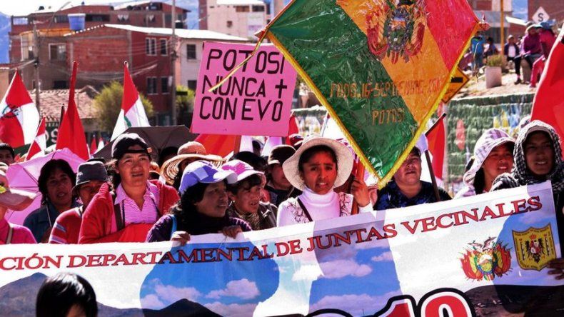 Multitud marcha por dignidad para Potosí y ratifica huelga