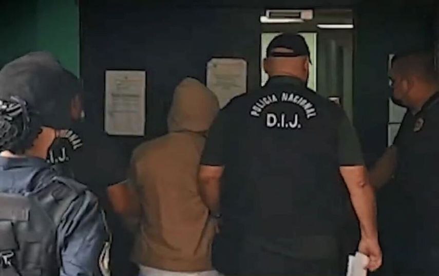 Momentos en los que el sujeto es trasladado a las salas del Sistema Penal Acusatorio de Plaza Agora.