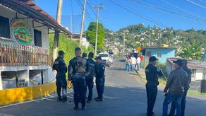 Unidades de la Policía Nacional llegaron al lugar donde fue ubicada la cabeza humana. Unidades de la Policía Nacional llegaron al lugar donde fue ubicada la cabeza humana.