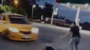 El intento de atropello fue captado en vídeo.