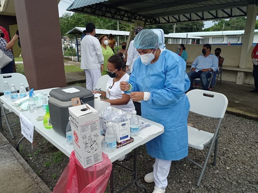 Personal de salud de Panamá realiza pruebas para detectar casos de la COVID-19.