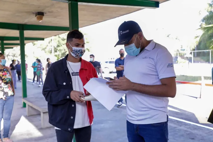 Personal del Ifarhu, junto a un beneficiario de beca