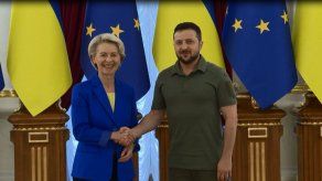 Jefa de la UE promete en Kiev apoyar a Ucrania el tiempo que sea necesario