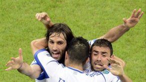 Grecia sorprende y elimina a Rusia; Jiracek salva a la Checa