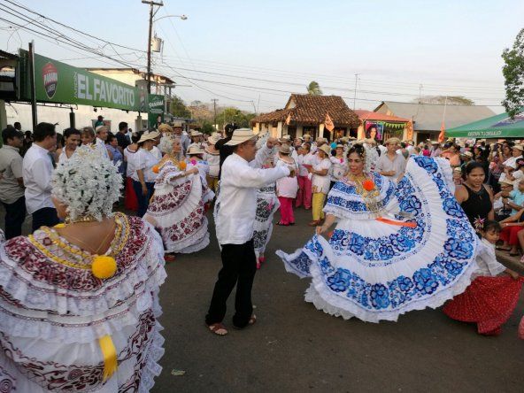 Las mujeres lucen sus mejores galas en Santo Domingo de Las Tablas durante el recorrido típico al son de tamboritos.