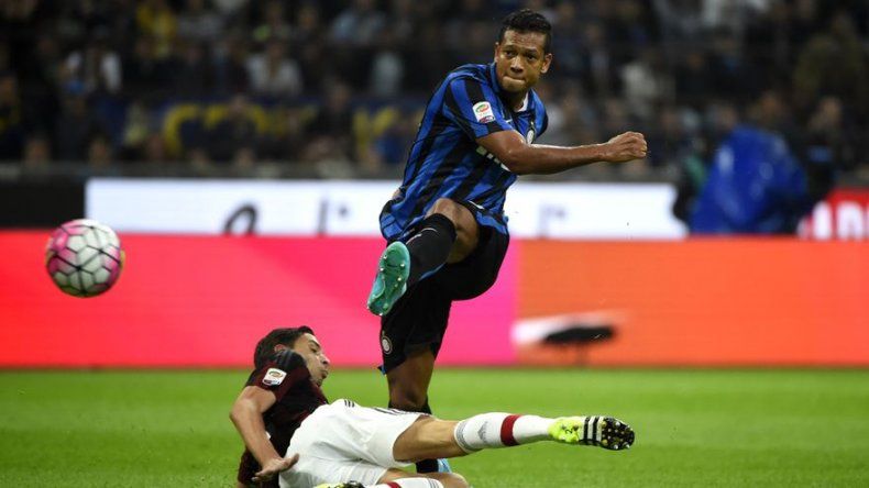 Guarín deja líder al Inter tras ganar el derbi de Milán