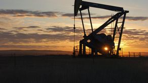 Estados Unidos no importa mucho petróleo de Rusia y el gobierno de Biden ha suspendido efectivamente las nuevas ventas de arrendamientos de tierras y aguas federales para exploraciones de crudo y gas natural.