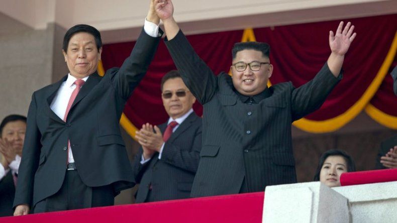 Norcorea realiza desfile militar pero no exhibe misiles