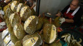 Pasajeros de un avión en Indonesia se negaron a subir por el mal olor de una fruta