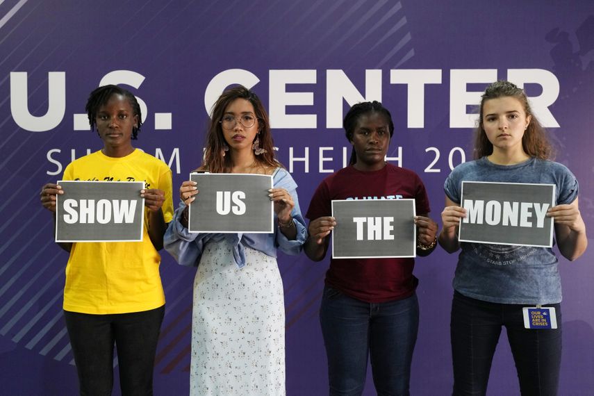 Docenas de activistas ambientales se concentraron en el interior del recinto de la COP27 para protestar contra la continuidad de las inversiones en combustibles.