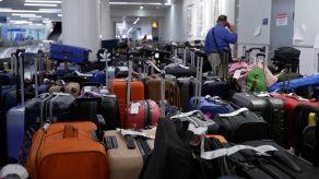 EE. UU. se recupera de la tormenta de nieve pero siguen los problemas para viajar