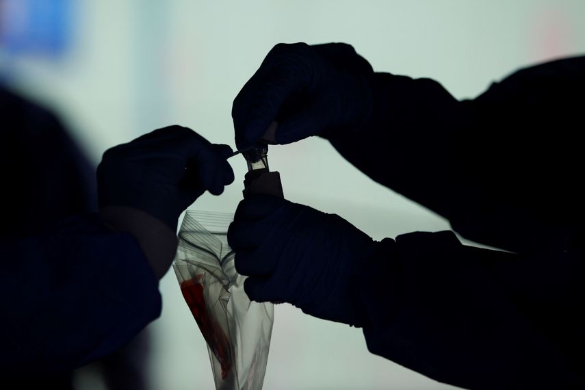 Personal de salud de Panamá realiza pruebas para detectar la COVID-19.