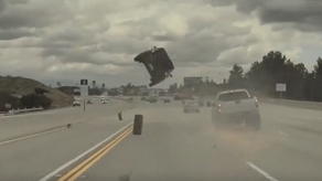 ¡IMPACTANTE! Auto se voltea y milagrosamente el conductor sale ileso