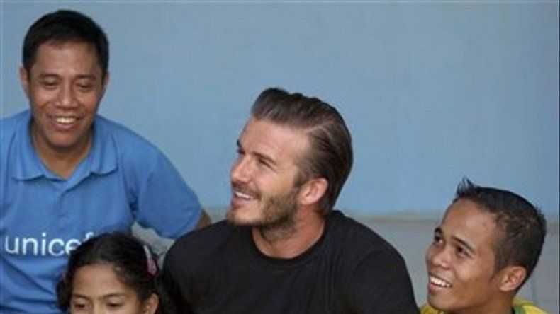 Beckham visita a niños abusados en Manila