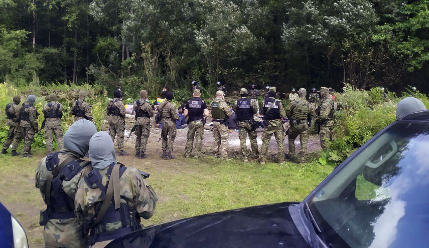 El área de la frontera está restringida como parte de un estado de emergencia impuesto por Polonia a inicios de septiembre y ni periodistas ni trabajadores de derechos humanos pueden monitorear la situación allí.