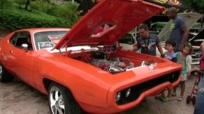 El sonar de motores de autos clásicos llenan de nostalgia las calles panameñas