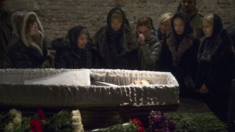 Dolientes se despiden del asesinado opositor ruso Nemtsov