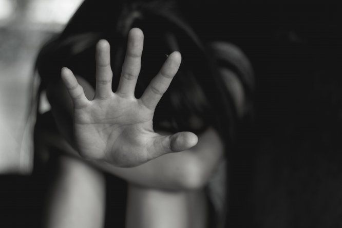 El hombre de 51 años cometió mediante violencia actos libidinosos y obtuvo acceso sexual con sus hijastras.