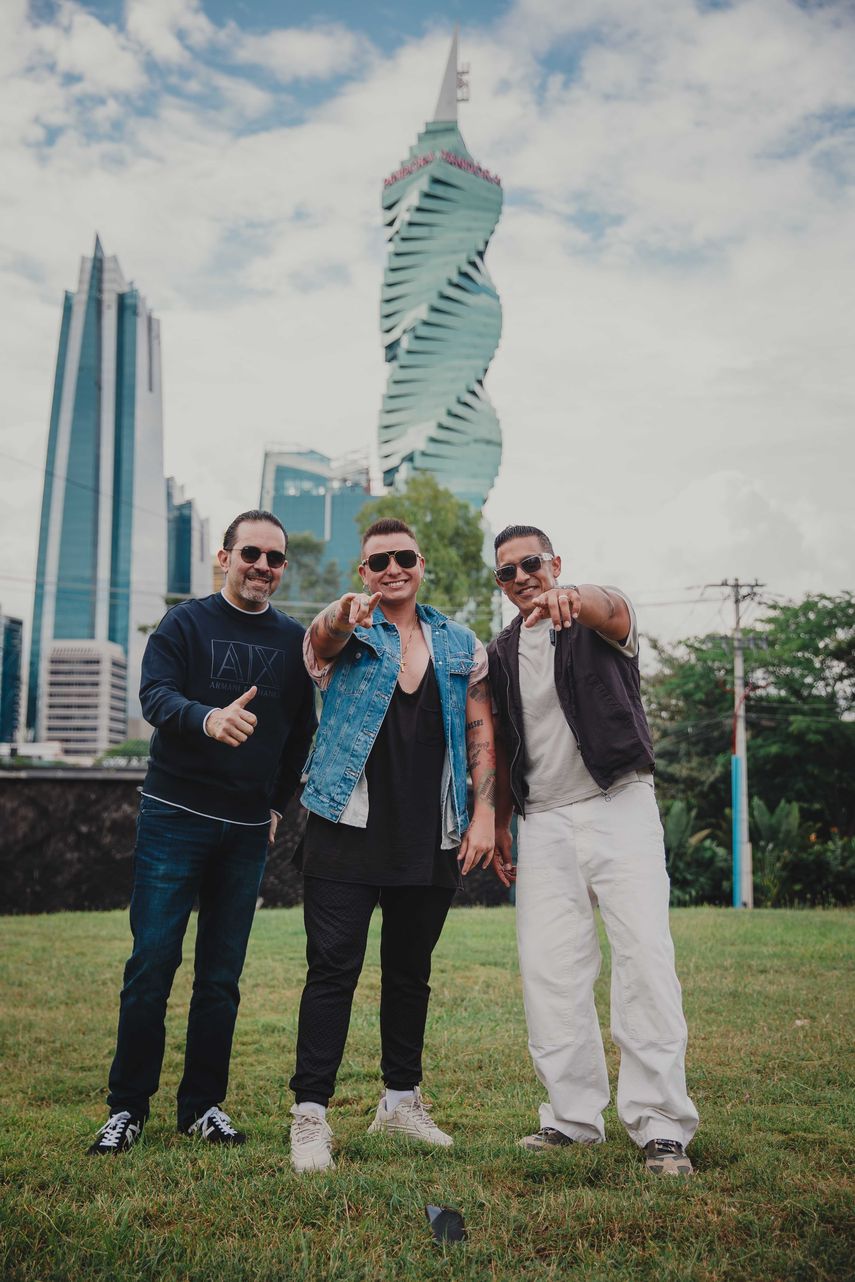 "Todo Daría" está dedicada a todos esos amores intensos pero imposibles, bajo las voces de Gaitanes y el artista peruano, Farik Grippa. "Todo Daría" está dedicada a todos esos amores intensos pero imposibles, bajo las voces de Gaitanes y el artista peruano, Farik Grippa.