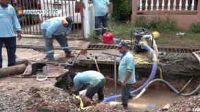 Continúan las labores de reparación de una tubería en La Chorrera.