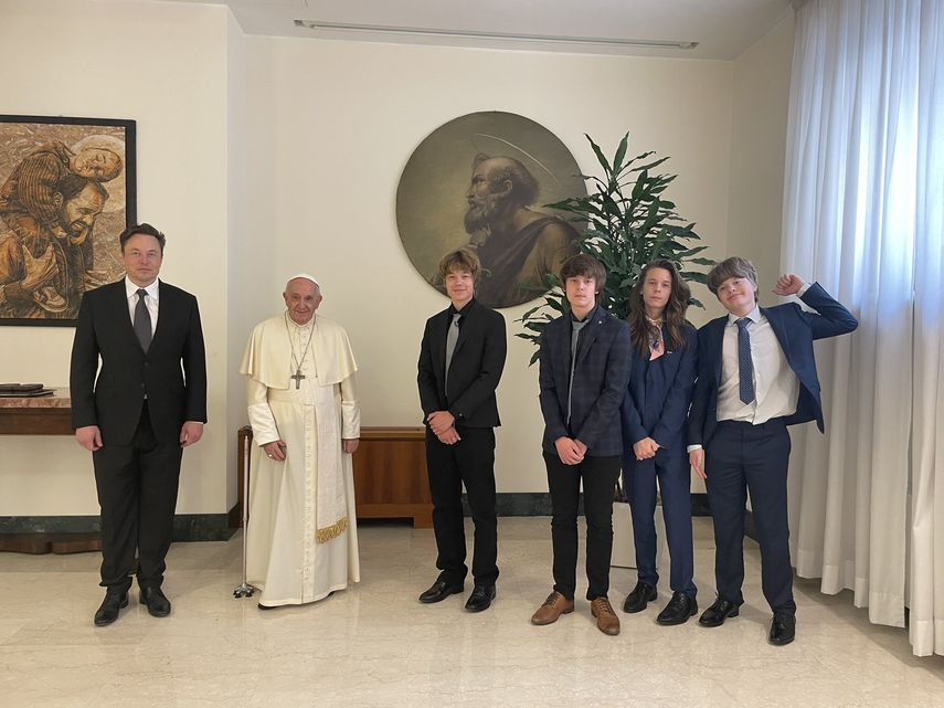 Elon Musk junto al papa Francisco y cuatro de sus hijos.