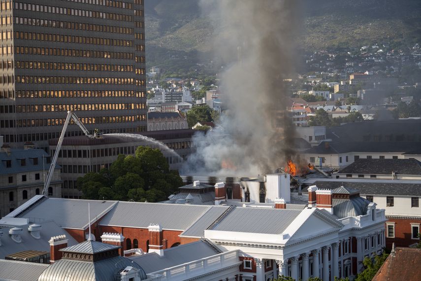 Se registra incendio en el Parlamento de Sudáfrica