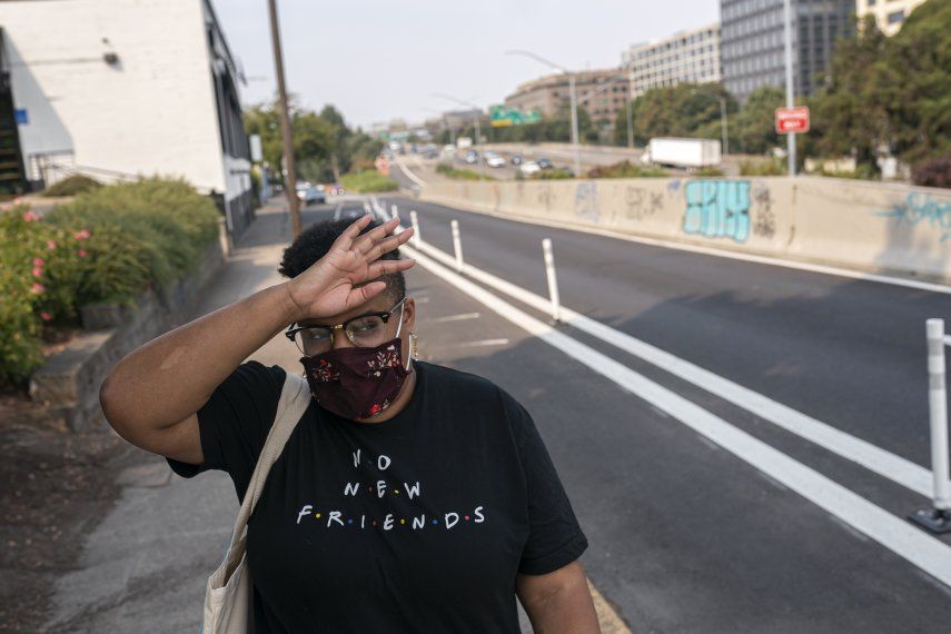 Una ola de calor azota el noroeste de Estados Unidos y los meteorólogos dicen que el humo de los incendios forestales será un problema todo el fin de semana.