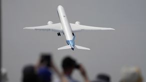 Hasta que la pandemia de COVID-19 provocó un desplome de los viajes, las aerolíneas seguían una tendencia constante de quemar más combustible, año tras año.