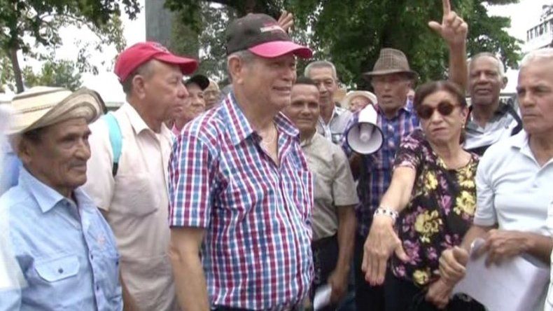 Jubilados exigen al Gobierno pago de décimo tercer mes adeudados